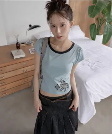 UNE MANSION 꽃무늬 자수 퍼프 소매 티셔츠 새상품급