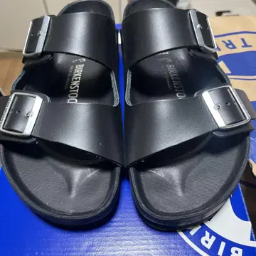 BIRKENSTOCK 블랙 샌들