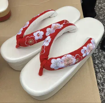 꽃무늬 자수 빨간색 통굽 조리