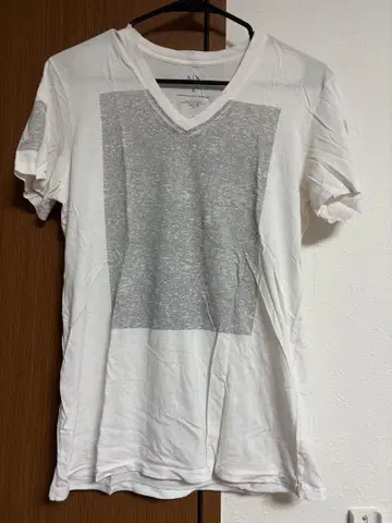 화이트 V넥 티셔츠 그레이 프린트