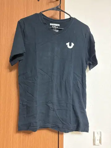 TRUE RELIGION 블랙 V넥 티셔츠
