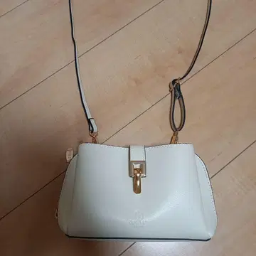 D.KELLY 아이보리 숄더백