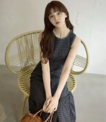백컷 체크 원피스 백 디자인 슬리브리스 원피스