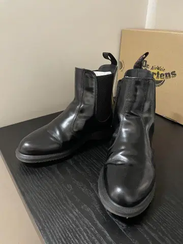 Dr. Martens 블랙 사이드 고어 부츠