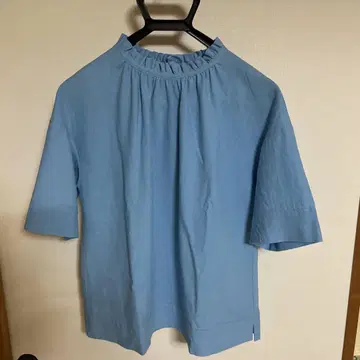 스카이블루 프릴 넥 반팔 셔츠