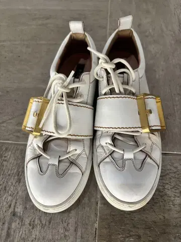 Rochas 화이트 금장 장식 스니커즈