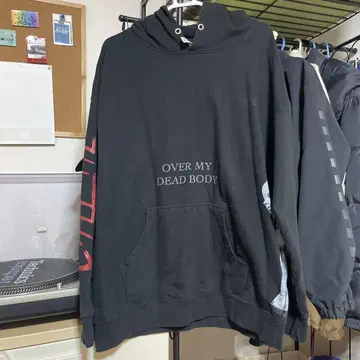 OVER MY DEAD BODY 후드티 블랙