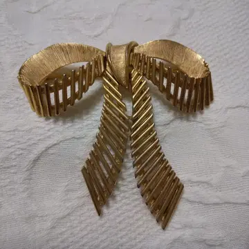 TRIFARI 브로치