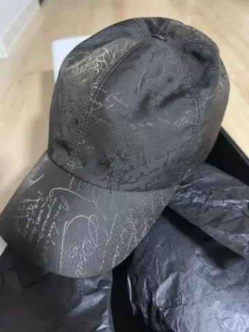 BERLUTI 브라운 문자 패턴 캡