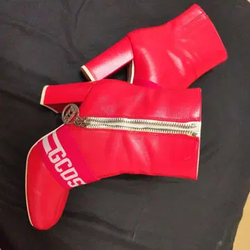 레드 지퍼 부티