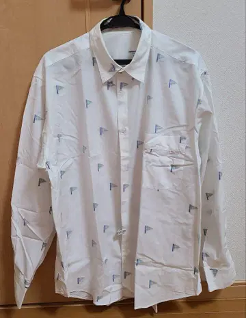 삼각형 깃발 자수 화이트 긴팔 셔츠