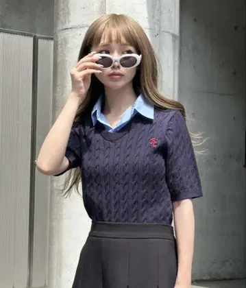 카라 V넥 케이블 반팔 니트