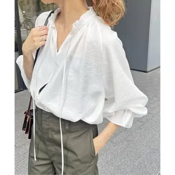 화이트 긴팔 셔츠 프릴 옷깃