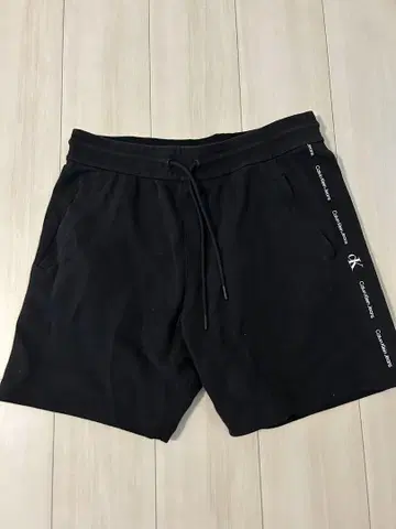 Calvin Klein Jeans 블랙 숏팬츠 M 사이즈