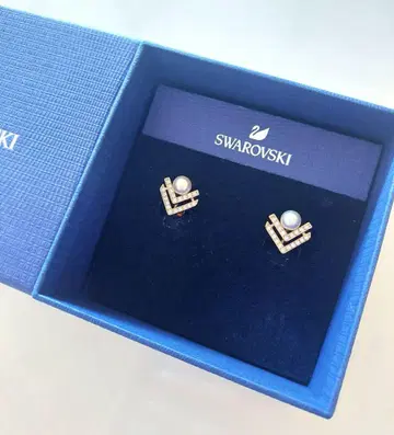거의 새상품 SWAROVSKI Edify 펄 귀찌 스와로브스키