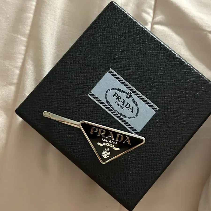 見逃し厳禁！おトクな PRADA ブローチ クマ アクセサリー