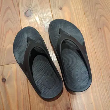 Oofos 블랙 샌들 우포스
