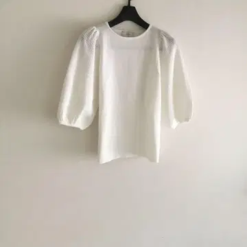 택 포함 새상품 슬로브 이에나 스트레치 코튼 아일렛 퍼프 슬리브 풀오버