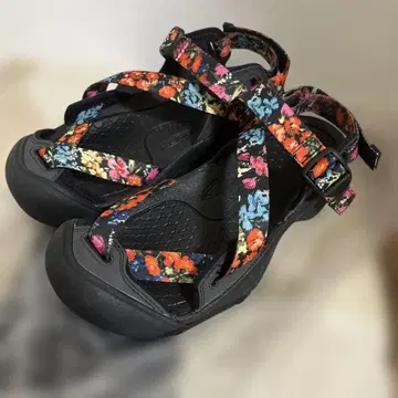 새상품급 KEEN 샌들 제브라포트2 leur logette 콜라보 꽃무늬