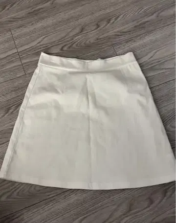 화이트 플레어 스커트