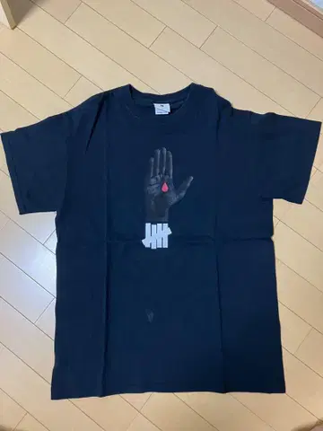UNDEFEATED M 블랙 티셔츠 손바닥 디자인