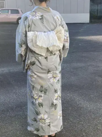 꽃무늬 그레이 유카타와 흰색 오비