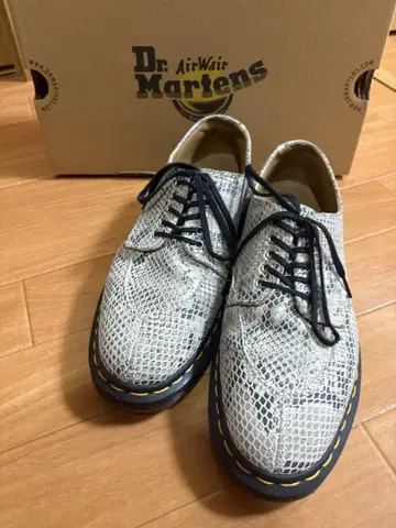 Dr. Martens 스네이크 패턴 로퍼