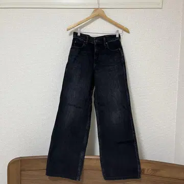 UNIQLO 블랙 데님 배기 진 다크 그레이