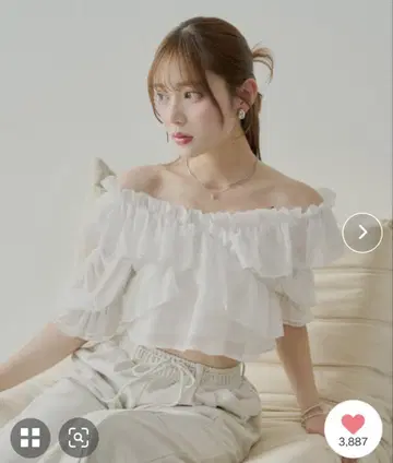 치코 시어 플라워 숄더 슬릿 프릴 블라우스