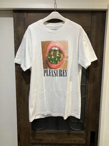 PLEASURES 입과 선인장 T셔츠