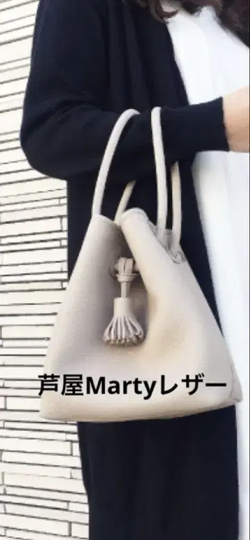 베이지 버킷형 숄더백, 태슬 포함