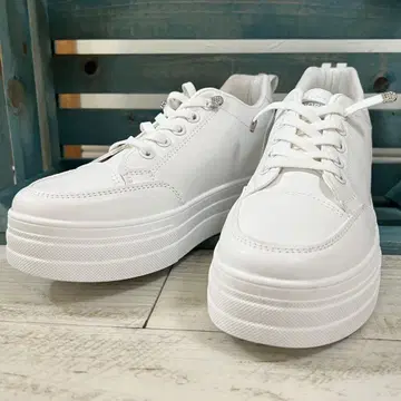 새상품 미사용 스니커즈 화이트 사이즈 38 24cm