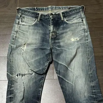 28 KURO GRAPHITE 데미지 데님 라이트 블루 청바지