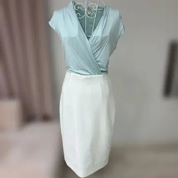민트 그린 랩탑과 화이트 타이트 스커트 TED BAKER