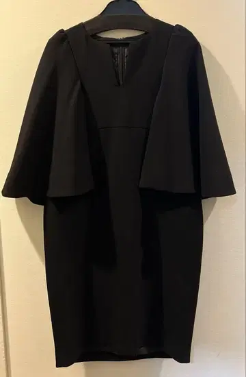 보우에 bow.a 케이프 슬리브 원피스 블랙
