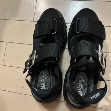 블랙 스트랩 샌들