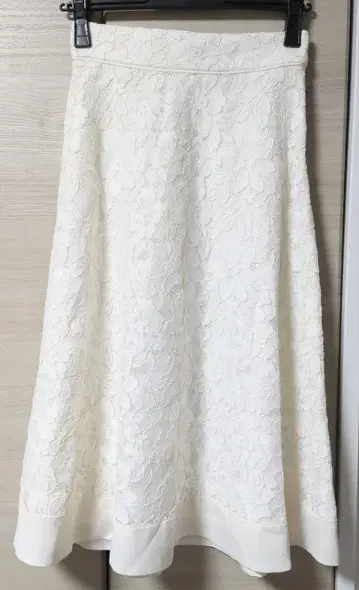 화이트 레이스 플레어 스커트
