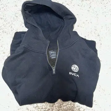 RVCA 블랙 하프 지퍼 후드티