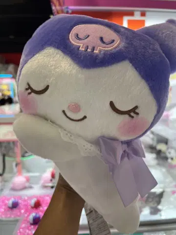 스컬 자수의 보라색과 화이트 봉제 인형