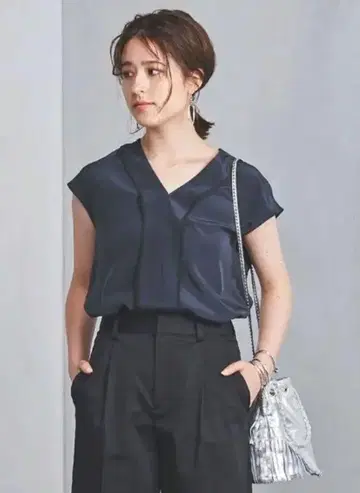 유나이티드 애로우즈 파이핑 프렌치 슬리브 블라우스 네이비 셔츠
