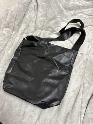블랙 합성 피혁 숄더백
