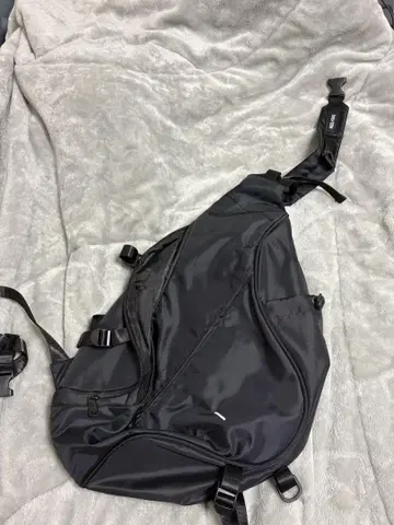 블랙 숄더백 슬림 디자인