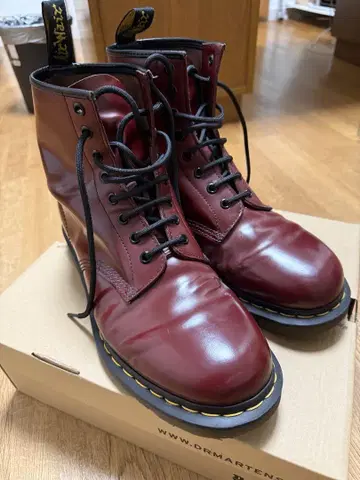 Dr. Martens 버건디 부츠 uk9