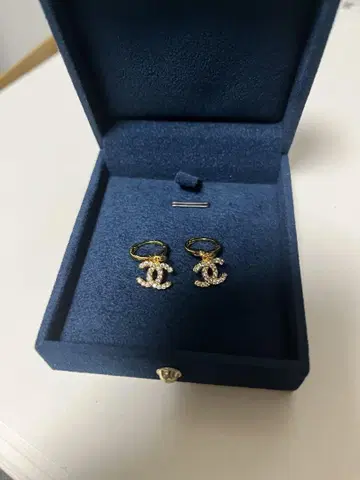 로고 귀걸이