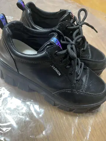 블랙 가죽 통굽 스니커즈 22.5cm