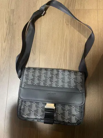 LACOSTE 기하학 무늬 메신저 백