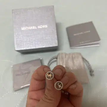 MICHAEL KORS 로고 귀걸이