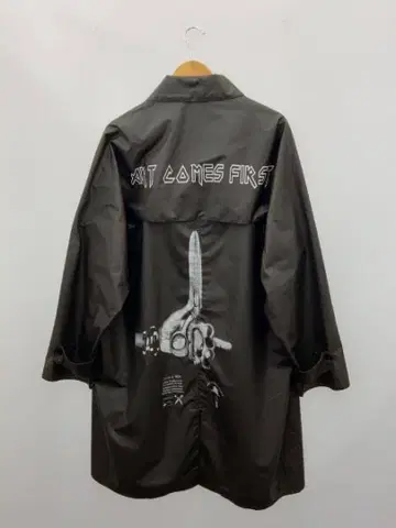 ART COMES FIRST 나일론 코트 착용 사진 있음