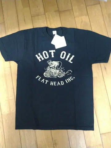 FLAT HEAD INC. HOT OIL 티셔츠 블랙