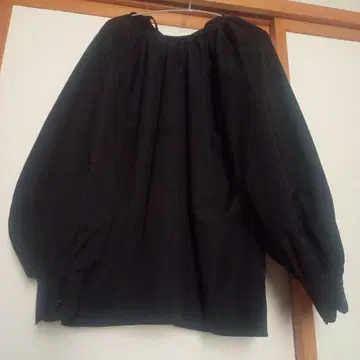 로지몬스터 스캘럽 개더 블라우스